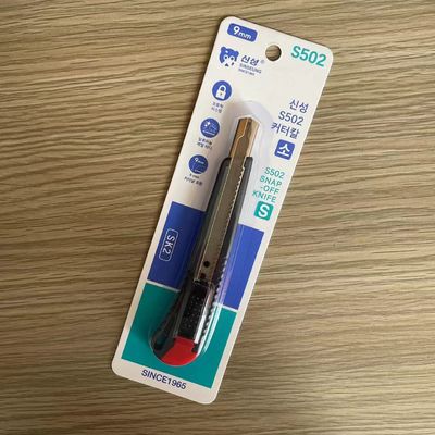 কালো এবং লাল ইউটিলিটি ছুরি সঙ্গে retractable 86mm SK2 স্টীল স্ন্যাপ অফ ব্লেড