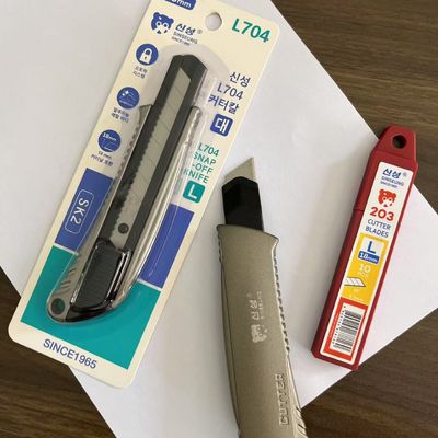 অ্যান্টি-স্লিপ গ্রিপ ১৮মিমি ইউটিলিটি ছুরি ব্লেড গার্ড নিরাপদ ব্যবহারের জন্য ১টি ইউটিলিটি ছুরি অন্তর্ভুক্ত